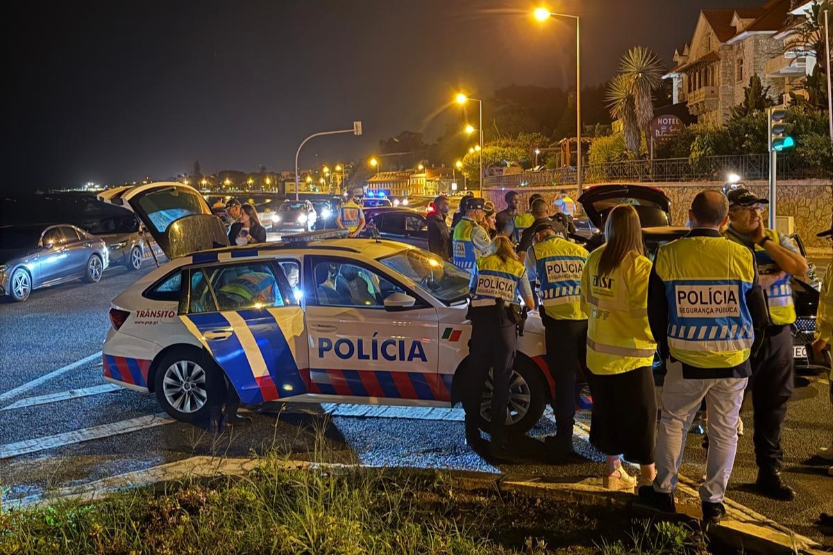 Elementos da PSP e da ANSR participam numa a&ccedil;&atilde;o de fiscaliza&ccedil;&atilde;o rodovi&aacute;ria noturna, junto de uma viatura policial, no &acirc;mbito da campanha &ldquo;Taxa Zero ao Volante&rdquo;.