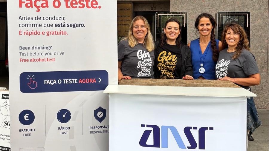 Balc&atilde;o da ANSR com equipa de sensibiliza&ccedil;&atilde;o e painel sobre testes gratuitos de &aacute;lcool antes de conduzir.