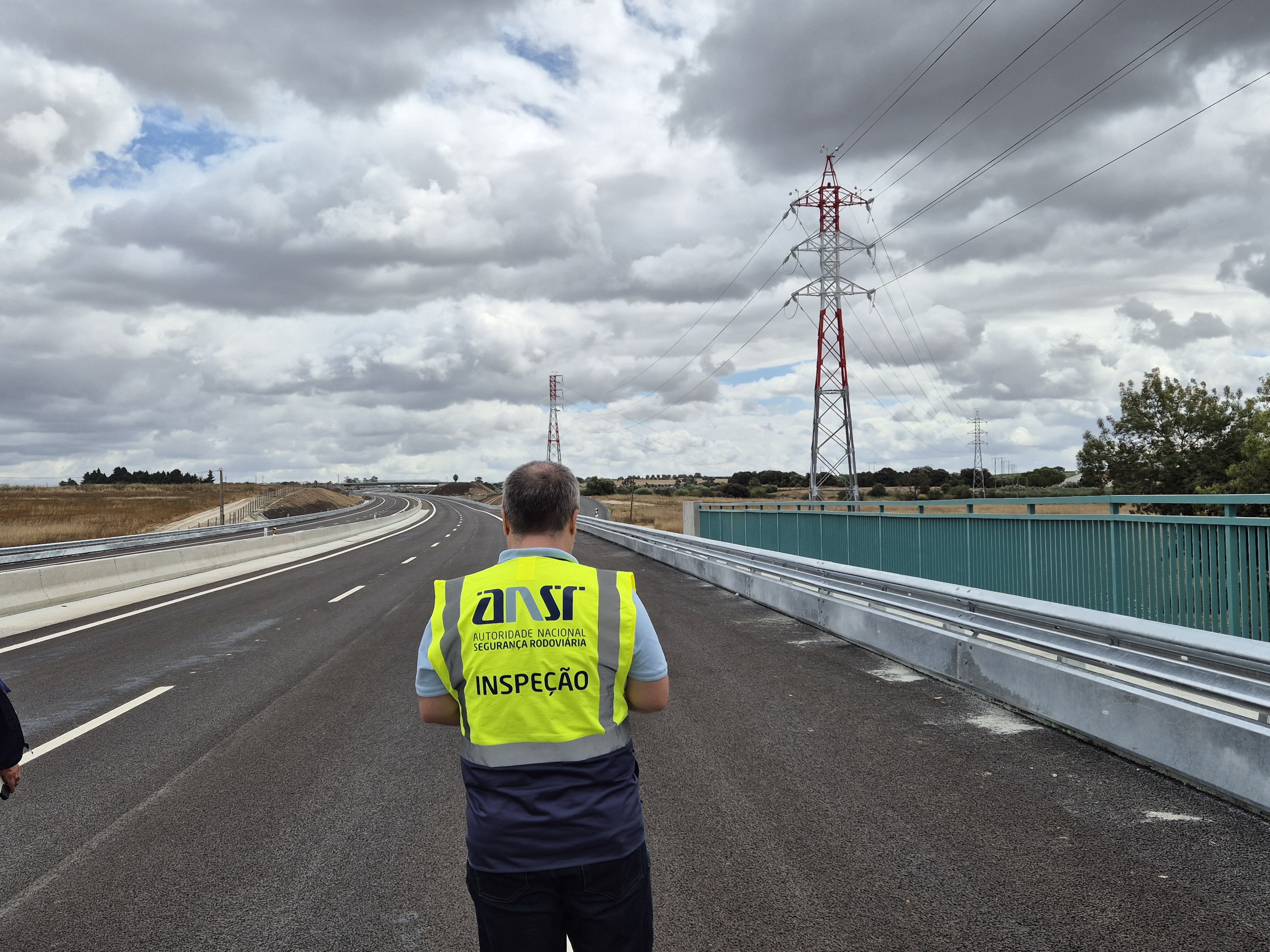 Homem com colete de inspe&ccedil;&atilde;o vestido no meio da estrada